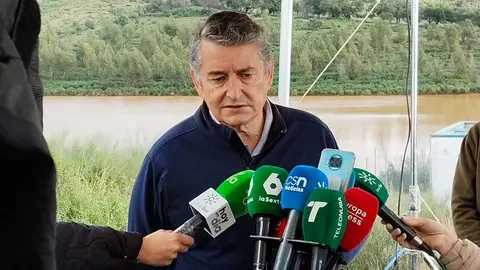 Sanz atiende a los medios en Almonaster