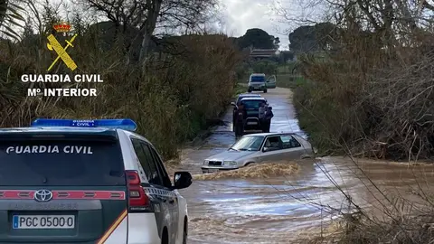 Conductor atrapado en el coche tras la crecida del arroyo Santa Mar&iacute;a de Almonte