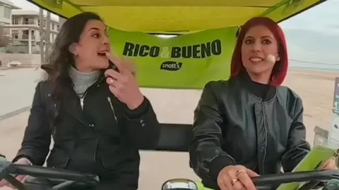 Carolina Mar&iacute;n junto a la influencer Meridiiano en el podcast 'Snatt's: Rico 
& Bueno'