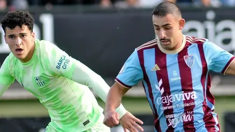 Davo pugna con un jugador del Bar&ccedil;a 'B' en un partido de esta temporada. Fuente: Instagram de Davo, jugador de la Gimn&aacute;stica Segoviana