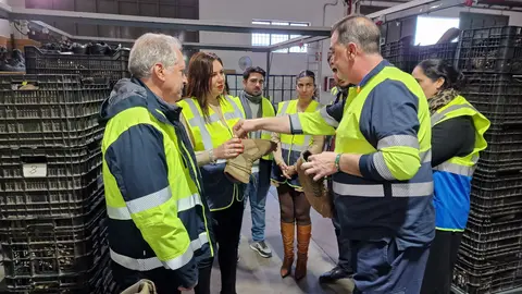 La alcaldesa en su visita a la empresa Iturri