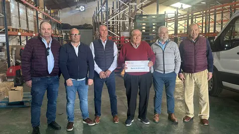 La CR Palos entrega un cheque al Banco de Alimentos