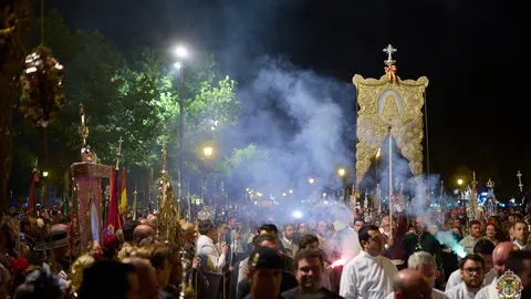 El Simpecado de la Matriz durante el Rosario en El Roc&iacute;o