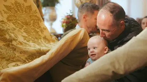 Un ni&ntilde;o sonr&iacute;e junto al manto de la Virgen del Roc&iacute;o