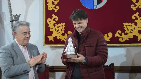 Fernando Morientes recibe un detalle de la Virgen del Roc&iacute;o | Ayuntamiento de Almonte