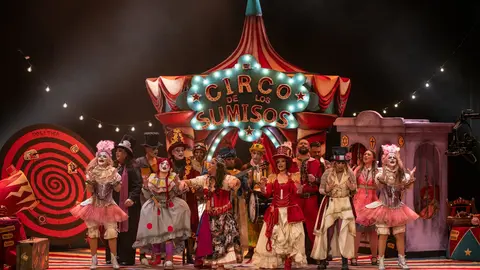 Comparsa onubense 'El Circo de los Sumisos' en el Gran Teatro Falla