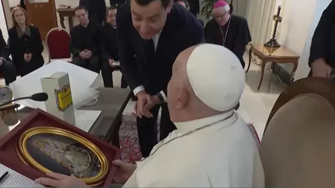 El Papa Francisco recibe un cuadro de la Virgen del Roc&iacute;o | Junta