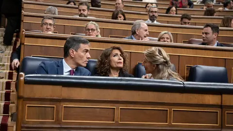 Pedro S&aacute;nchez, junto a Mar&iacute;a Jes&uacute;s Montero y Yolanda D&iacute;az durante una sesi&oacute;n d control en el Congreso (Fotograf&iacute;a/Moncloa)