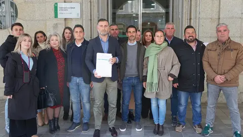 Alcalde y equipo de gobierno en la sede de la delegaci&oacute;n de Salud baja