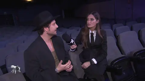 Manuel Carrasco en 'Caiga quien caiga' junto a Sara Carbonero | Telecinco