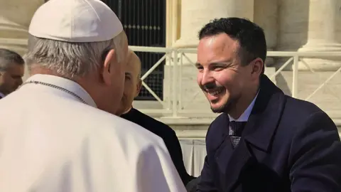 El&iacute;as Rodr&iacute;guez Pic&oacute;n saluda al Papa Francisco