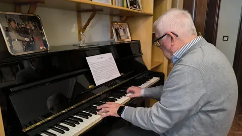 Abel Moreno interpreta su marcha "La Madrug&aacute;" a piano