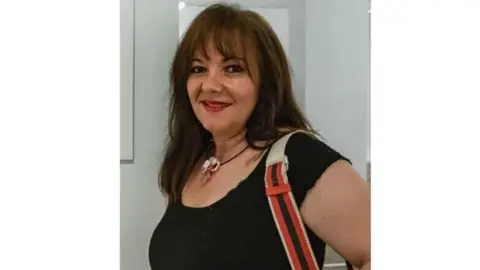 Ana Deacracia Mart&iacute;nez M&aacute;rquez. Huelva (Espa&ntilde;a) Poeta y Escritora. Empresaria de profesi&oacute;n. Coordinadora de encuentros culturales y jurado.