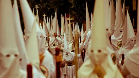 Nazarenos durante la Semana Santa | Andalucia.org