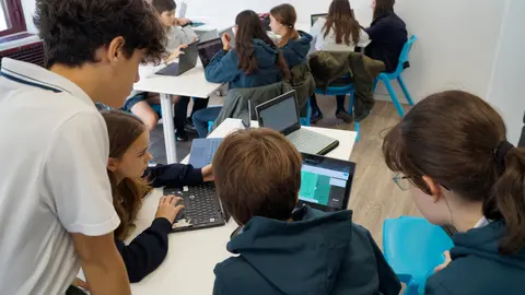 Grupo estudiantes trabajando en el aula | ONCE