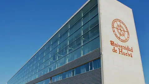 Fachada de la UHU