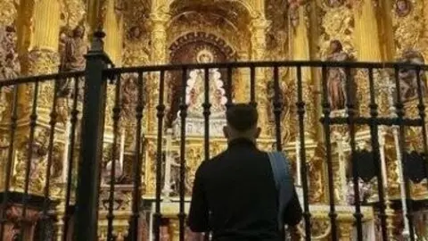 El boxeador Rafael Acosta en su visita a la ermita de la Virgen del Roc&iacute;o. Fuente: V&iacute;deo Instagram rafaelacosta_2002