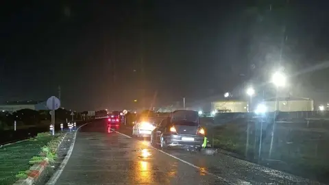 Pinchazos de coches en la carretera Huelva-Matalasca&ntilde;as, junto a Refiner&iacute;a. Fuente: X de @Josemanuell_00