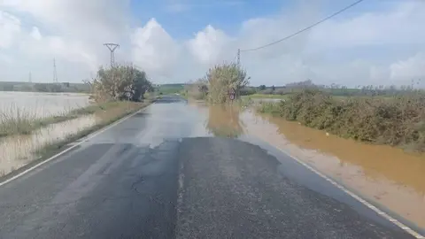 Carreteras cortadas por la crecida de arroyo. Fuente: Diputaci&oacute;n de Huelva