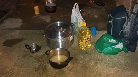 Temporeros cocinan de noche en la calle | Grupo Diocesano de Migraciones