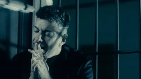 Sergio Contreras en el videoclip "Te Est&aacute; Matando"- Imagen de archivo