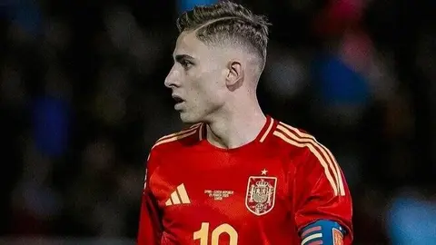 El campillero jug&oacute; 75 minutos en el empate ante Rep&uacute;blica Checa y port&oacute; el brazalete de capit&aacute;n. Fuente: Instagram oficial de Ferm&iacute;n L&oacute;pez