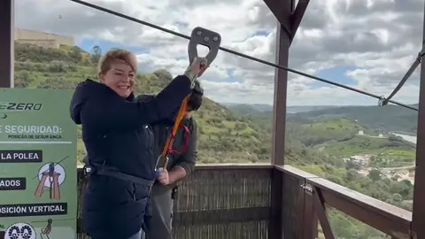 Pilar Miranda preparada para tirarse en tirolina. Fuente: Rrss de Pilar Miranda