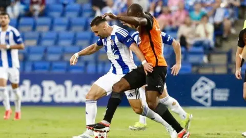 Imagen del partido de ida entre el Recre y el CF Fuenlabrada, que se ver&aacute;n las caras en la &uacute;ltima fecha. Fuente: Alberto D&iacute;az