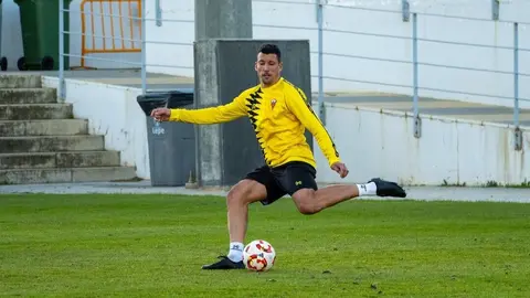 Jes&uacute;s Rueda en un entrenamiento de esta temporada con los aurinegros. Fuente: Twitter del CD San Roque de Lepe