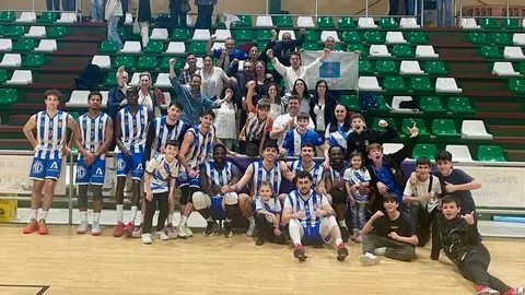 El Huelva Comercio celebra la victoria en San Fernando con su afici&oacute;n. Fuente: X del Huelva Comercio