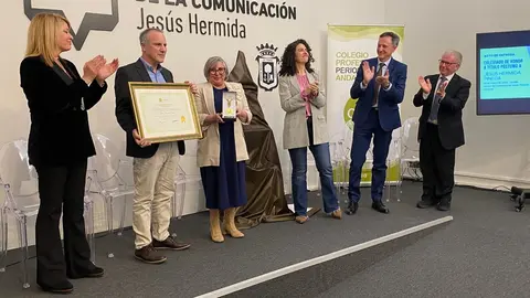 Hijos de Jes&uacute;s Hermida recogen la distinci&oacute;n