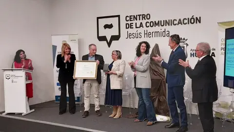 Entrega de la distinci&oacute;n a los hijos de Hermida