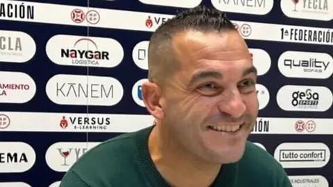 Adri&aacute;n Hern&aacute;ndez en rueda de prensa durante esta temporada. Fuente: Twitter del Yeclano Deportivo