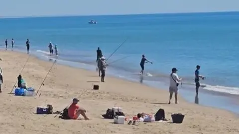 Pescadores en la Playa de la Gaviota. Fuente: Facebook El Mar de Isla Cristina.