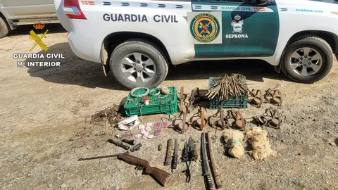 Medios de captura prohibidos intervenidos en una finca de Moguer | GC