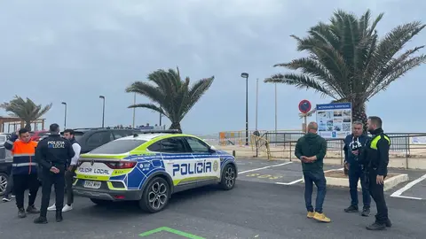 El alcalde de Isla con efectivos de la Polic&iacute;a Local en el paseo