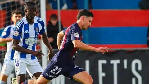 Imagen de Sato frente al Recreativo defendido por Boubacar Keita en la jornada 13 de la primera vuelta. Fuente: Instagram de Daniel Sato