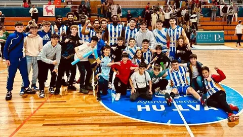 Imagen de los jugadores del conjunto onubense junto a los j&oacute;venes aficionados, tras su triunfo frente al Rentaal Aljaraque del pasado domingo. Fuente: Twitter del Huelva Comercio LRi21 Viridis