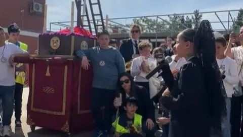 Ni&ntilde;a cantando una saeta en el colegio. Fuente: Tiktok de @rocioherrero14