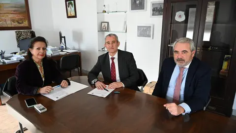 Reuni&oacute;n del Ayuntamiento de Hinojos con Caja Rural