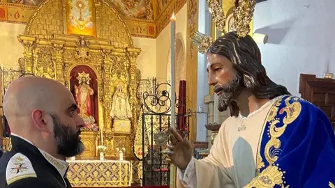 Tono junto al Cristo del Amor