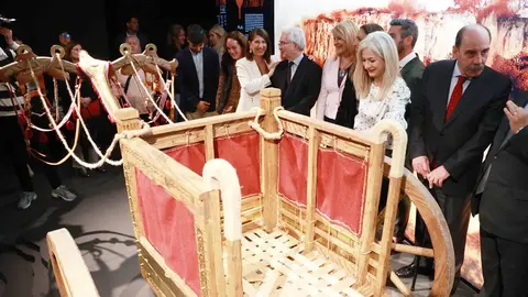 Consejera de Cultura y otras autoridades en la inauguraci&oacute;n de la exposici&oacute;n de La Joya