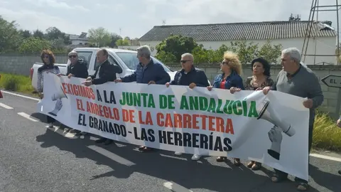 Manifestaci&oacute;n en demanda de mejoras en la carretera