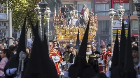 La Sagrada Cena procesiona en el Domingo de Ramos de 2023.
