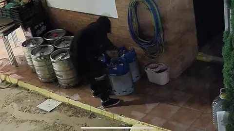 Ladr&oacute;n robando una bombona en un bar de Bollullos