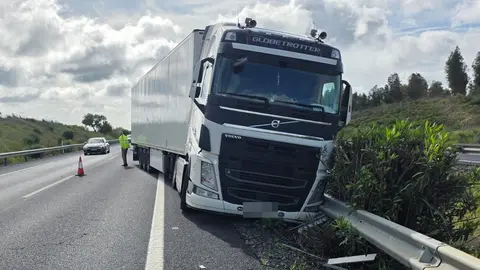 Cami&oacute;n accidentado en la A-49