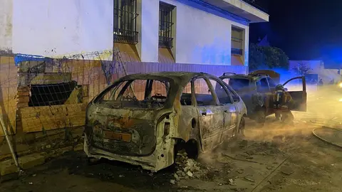 Incendio de veh&iacute;culos en Beas