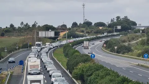 Retenciones en la A-49. Imagen de archivo