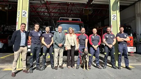 La alcaldesa, Pilar Miranda, con los bomberos antes de partir a Guatemala