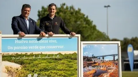El diputado de Medio Ambiente y alcalde de Villarrasa, Arturo Alpresa, junto al director del Circuito Albatros, Jes&uacute;s Fern&aacute;ndez en el hoyo 1 del Club La Monacilla